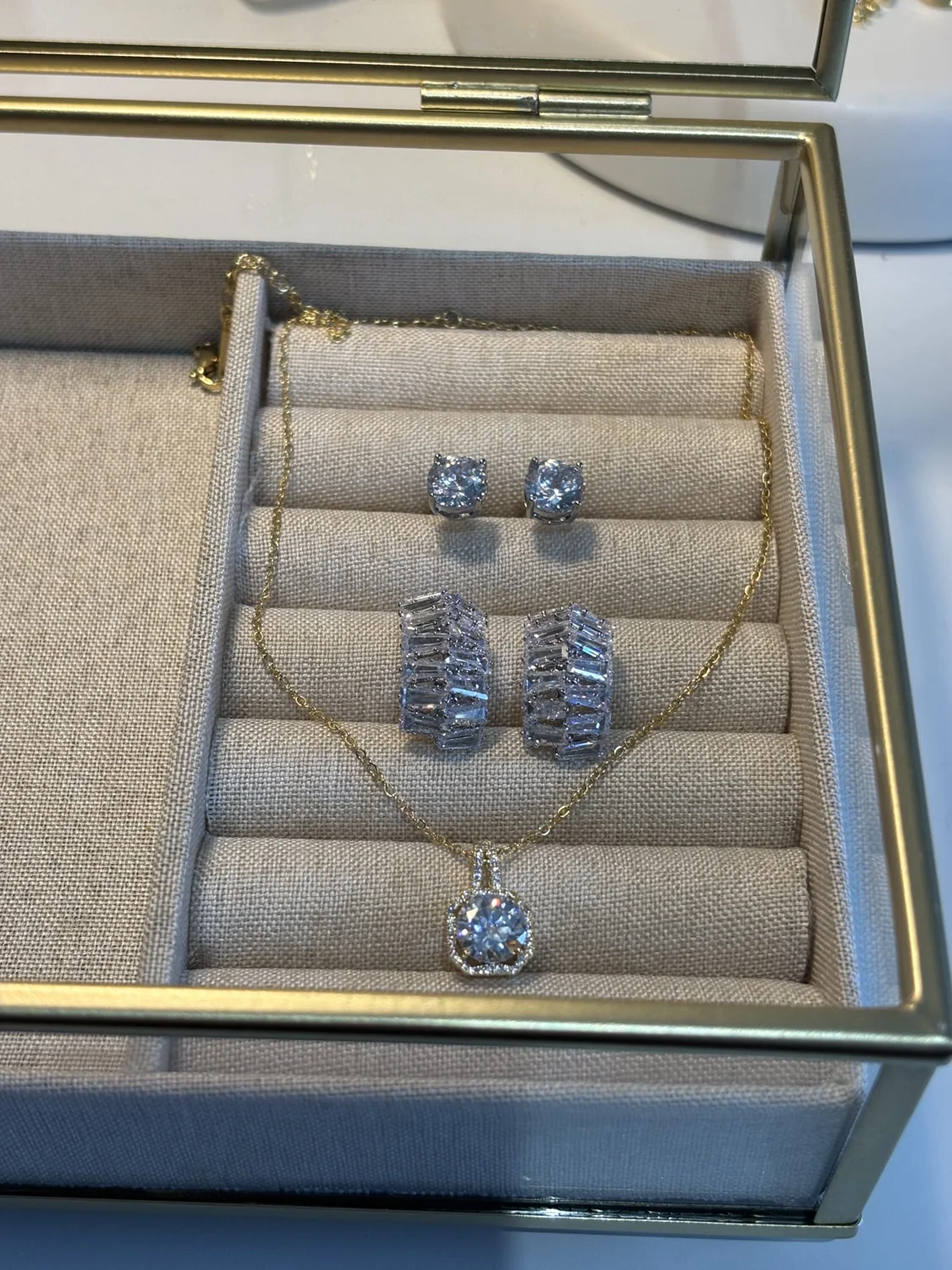 Brincos e conjunto da coleção Maná