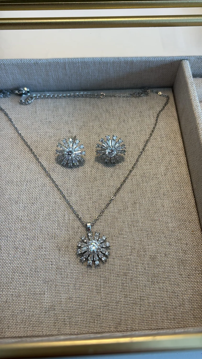 Colar e brincos com detalhes brilhantes